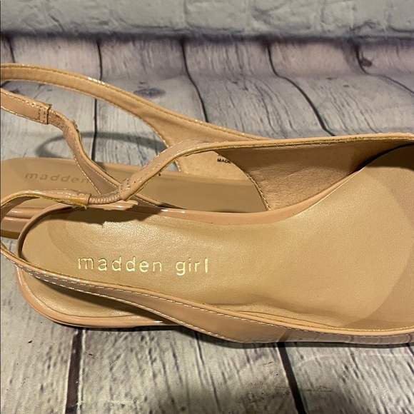 Madden Girl Delaneyy Nude Slingback Flats Sz8 like new - Picture 2 of 10